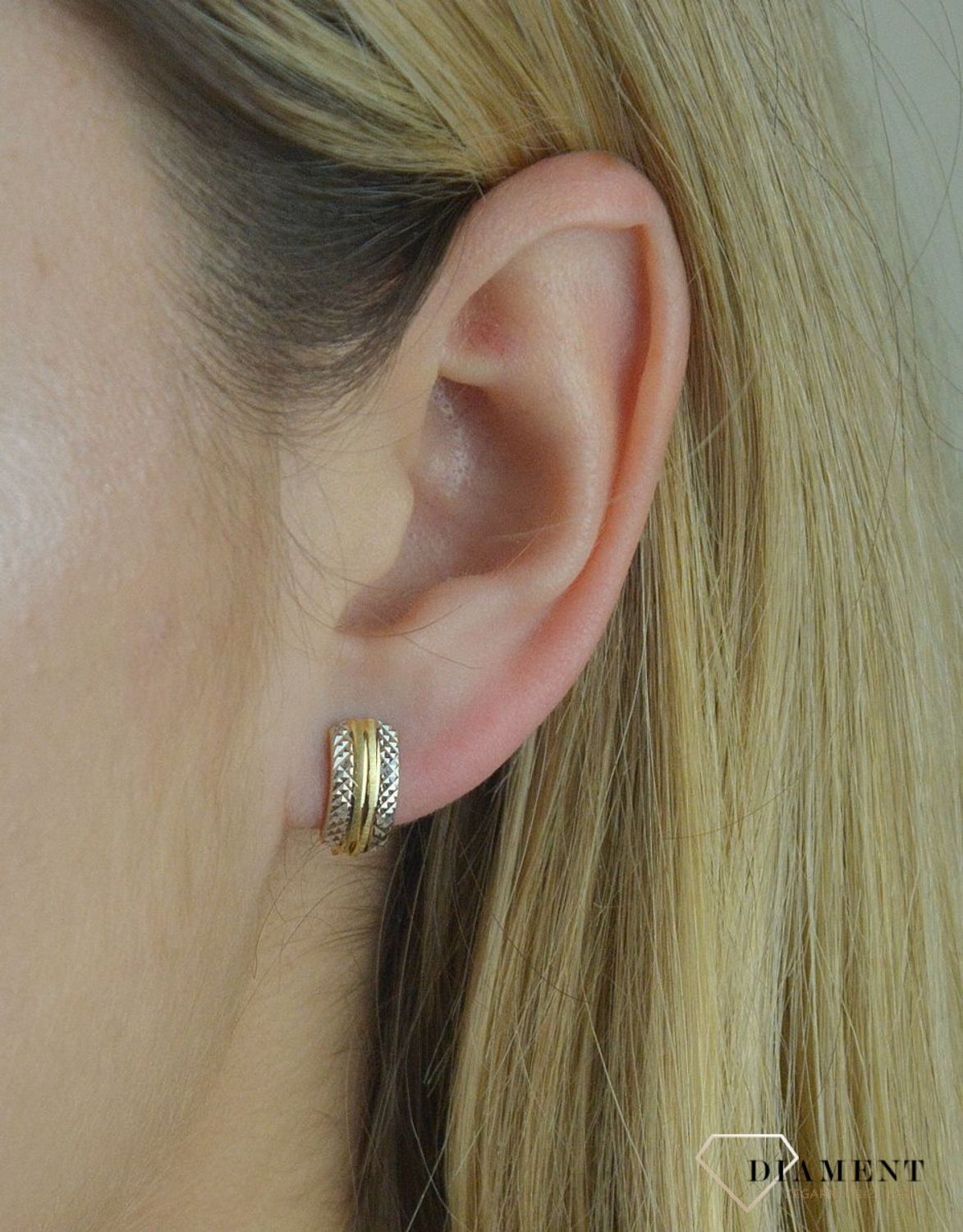 Złote kolczyki 585 brzegi białe złoto grawerowane KL 1079B Eleganckie, zdobione złote kolczyki z białym złotem i grawerowanym brzegiem wykonane ze złota próby 585..jpg